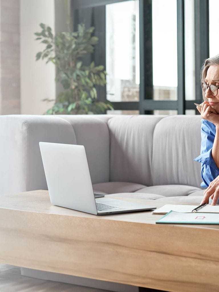 Frau sitzt am Laptop
