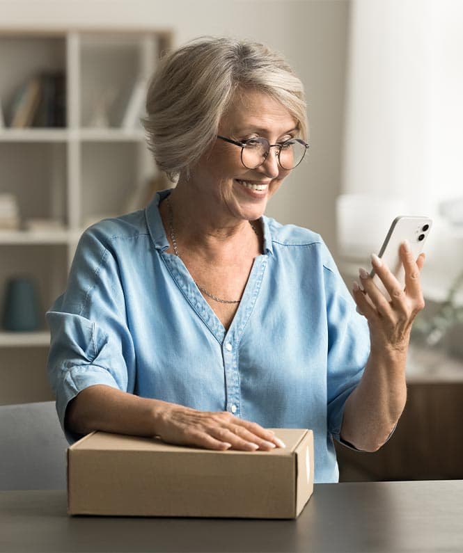 Seniorin freut sich über Pflegehilfsmittel Box – einfache Bestellung und Lieferung.