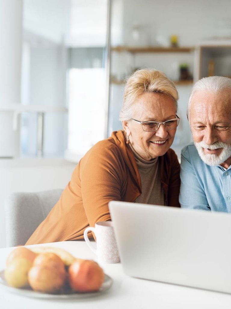 Senioren Paar sitzt am Laptop