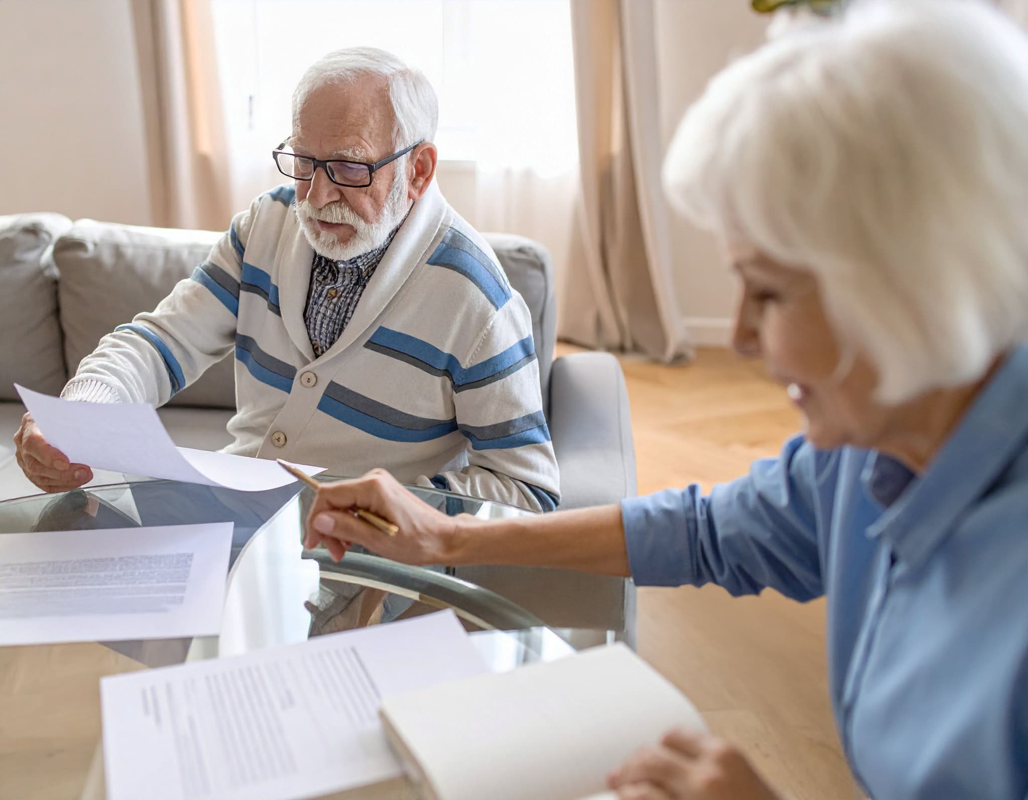 Senioren Paar füllt Formulare aus